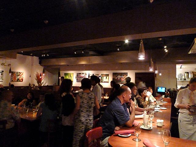 賑やかでくつろいだ雰囲気。