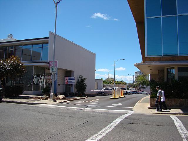 左の写真の12thアベニューを挟んだ右手は市営のゲート式パーキング。