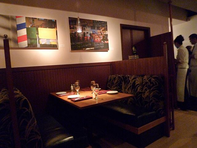 カウンターのほかにテーブルが14。