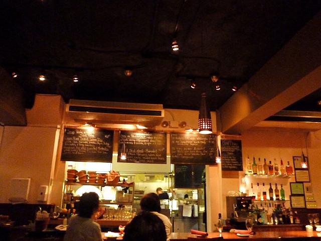 カウンターを好む常連も多し。