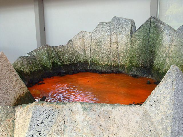 火山の噴火口、ボタンを押すとぶくぶくと・・・