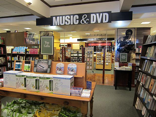 全米最大手大型書店「バーンズ＆ノーブル」のDVD＆ブルーレイ売り場には・・・