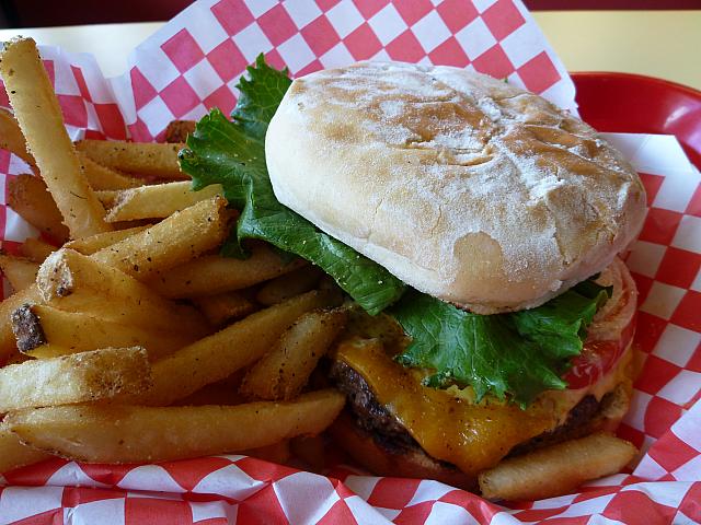 コンボで注文した5オンスの「ビッグバーガー」。お店の最小サイズなのに確かにビッグ！