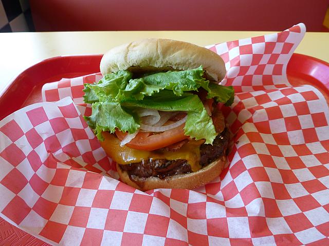 スペシャリティバーガーからチョイスしたコチラは「ワイキキバーガー」