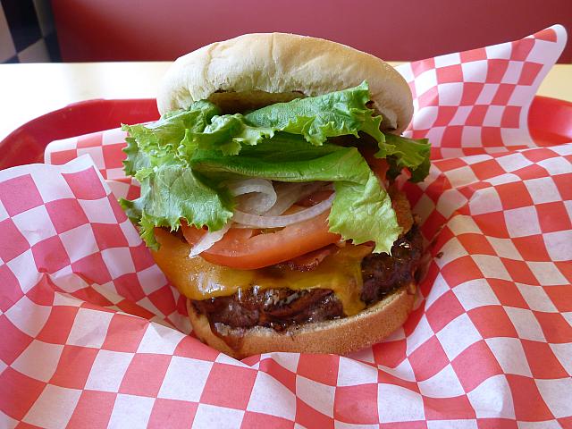 「名前どおりの大きめバーガーから流れ出る肉汁とソースで、口と両手をベタベタにしながら食べるのが楽しいんだ！」とは、ナビの知り合いのローカルボーイの弁