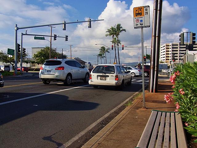 帰りのバス停。Zippy\'s横のバス停から乗車します。