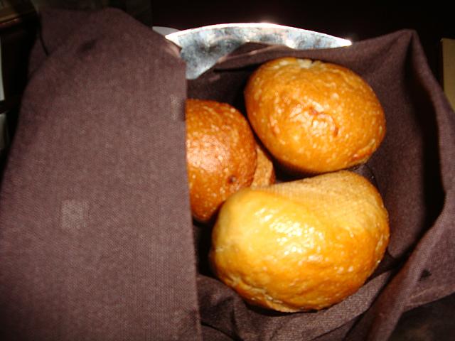 まずはパンから