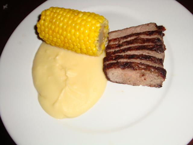 キッズメニュー、ミニステーキのグリルも本格的