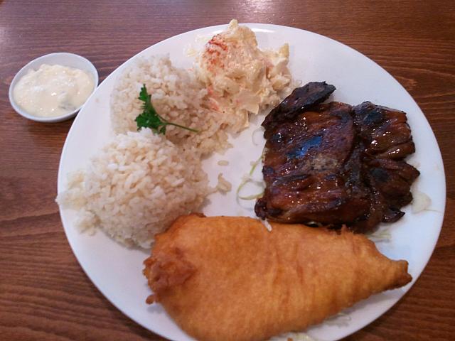 大きなマヒマヒの天ぷら＆チキン