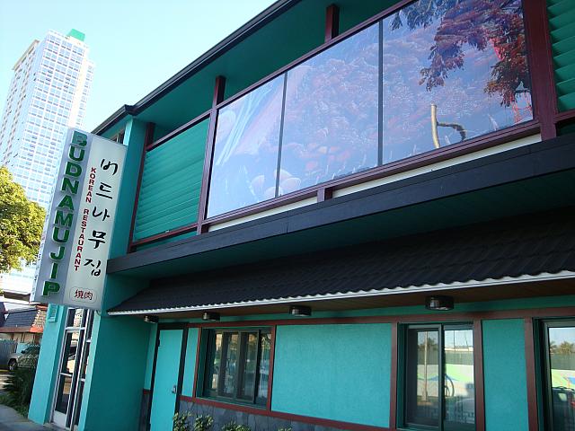 カピオラニ通り沿いの壁は緑