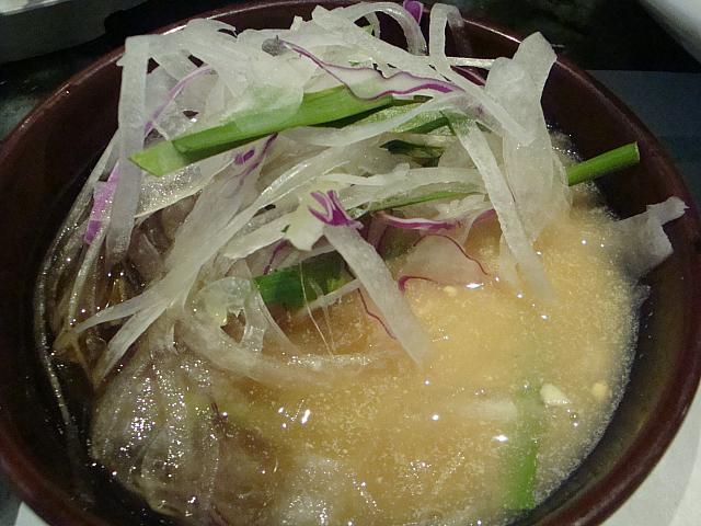 タマネギはお肉と一緒にキャベツにくるんで