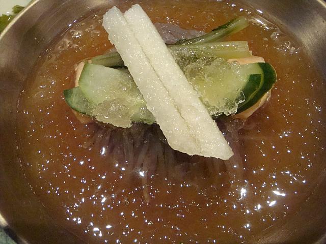 定食メニューに込みの冷麺、こちらもキラキラ反射してます