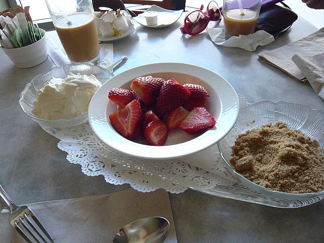 新鮮なイチゴにブラウンシュガーとホイップクリーム