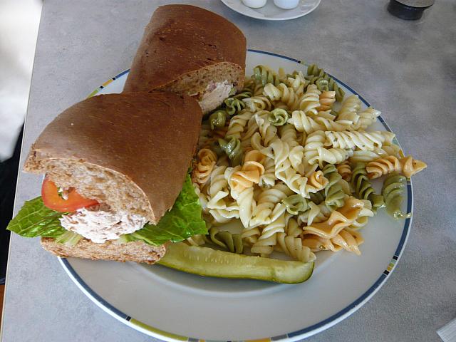 チキンサラダのサンドイッチ