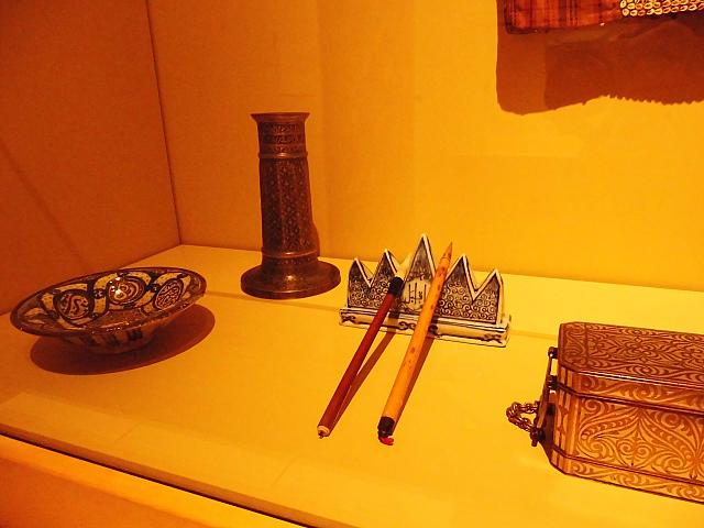 絵画や芸術のペイントに使われた筆と筆おき