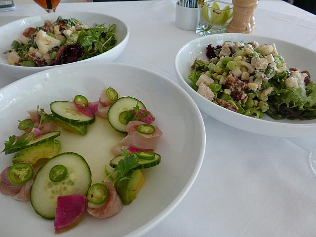 前菜は２点（サラダは２つにもり分けてくれました）