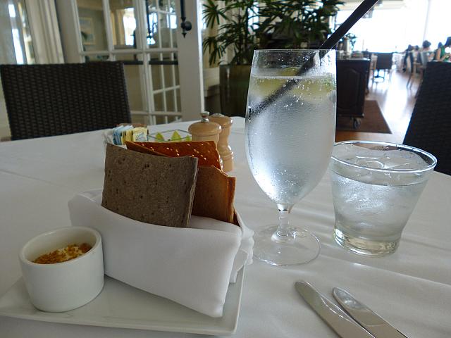 最初に出てくるカリカリのラスクと特製バター