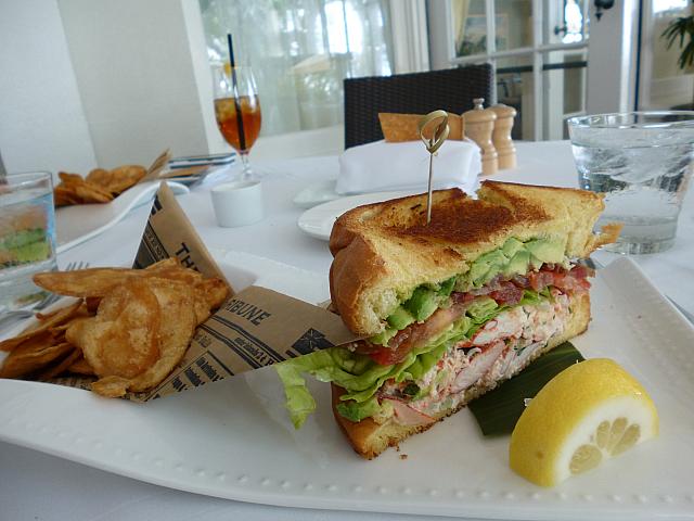 ロブスターのサンドイッチはホームメード・ポテトチップスと一緒に、、、