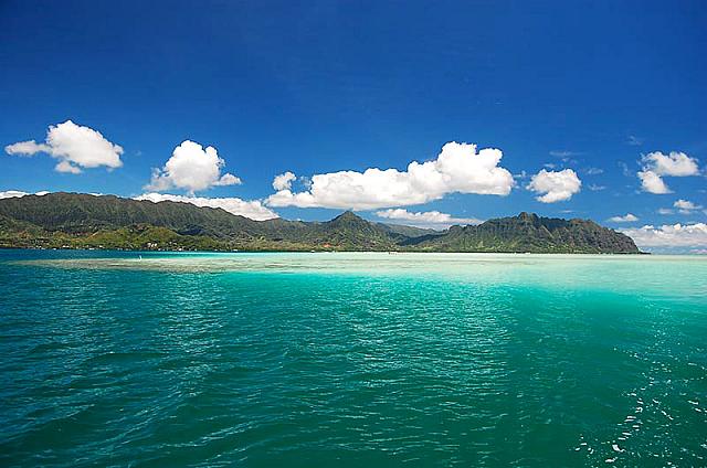 白砂と紺碧の海が美しいサンドバー