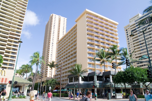 ホテルロビーでお待ち下さい