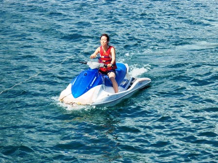 海上を颯爽と走るジェットスキー