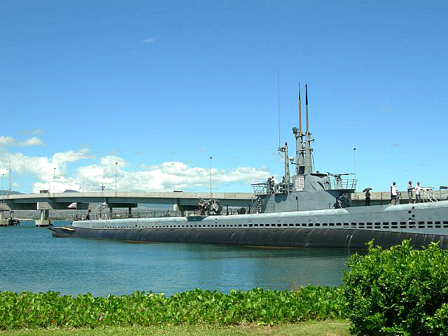 繋留されている潜水艦ボーフィン
