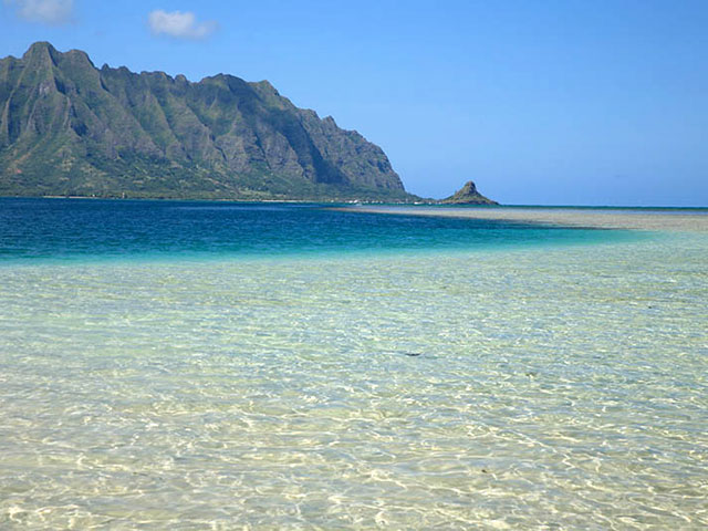 白砂と紺碧の海が美しいサンドバー