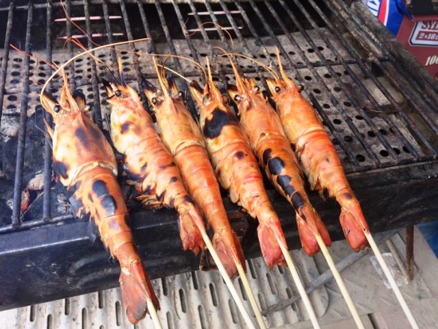 釣ったエビの中から2尾を網焼きにしてくれます