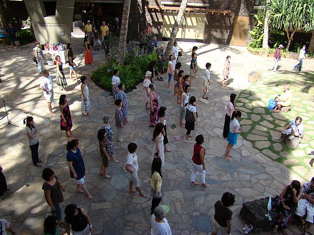 ＜観客に踊りを披露＞