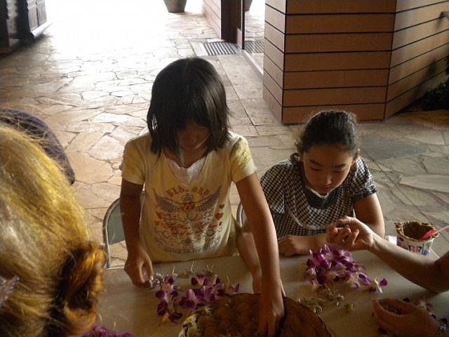 子供たちもどうお花を並べたらきれいに見えるか、一生懸命です