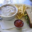 今日のメニューはオニオングラタンスープにハーフサイズのサンドイッチ、フレンチフライ。