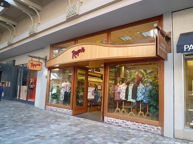 ロコらしいアロハシャツにファンも多い「レインズ」。こちらはアラモアナ・センター店。