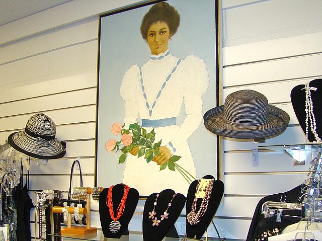 店内にはホロク姿のカイウラニ王女の肖像画が。