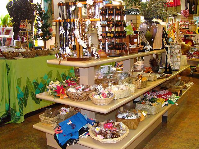お店のディスプレイに使われることも多いラウハラ細工のバスケット。以下すべて「ネイティブ・ブックス」より。
