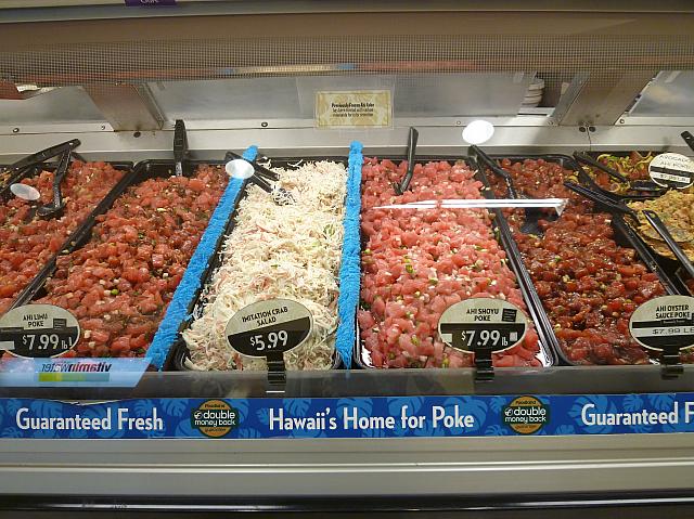 スーパーの鮮魚売り場に陳列された様々なポキ。