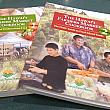 「THE HAWAII FARMERS MARKET COOKBOOK」表紙になっているのが左から、ロイ・ヤマグチ、アラン・ウォン、サム・チョイ。