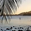 ふと立ち寄った名も知らないビーチで夕陽を堪能。そんなハワイ旅行の1ページ、思い出に残ること間違いナシです。（地元のロコらしいハワイアンボーイが海に入って釣りをしていましたヨ）