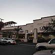 夕暮れどきの「セーフウェイ」にはディナーの支度をするロコの姿が多数。セーフウェイはアメリカの大手スーパーマーケットチェーン。ワイキキから一番近いカパフル店には日本人旅行者の姿も多数。