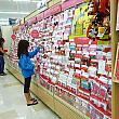 スーパーの文具コーナーに並ぶバレンタインカード。