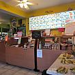 ワイキキに隣接するカパフルは、ローカル色あふれる飲食店が点在する人気のエリア。伝統的なハワイ料理がいただける有名店も2つ。1つは「オノ・ハワイアンフード」、もう1つはこちらの「ハイリズ・ハワイアンフード」。