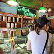 メイド・イン・ハワイのコーヒー豆を求める観光客や、カフェにラップトップを持ち込んで長居する地元客で、週末の店内はいっぱい。