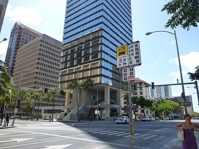 こちらのバス停は、2番・13番バスで乗り換える「Beretania/Punchbowl」よりさらに先です