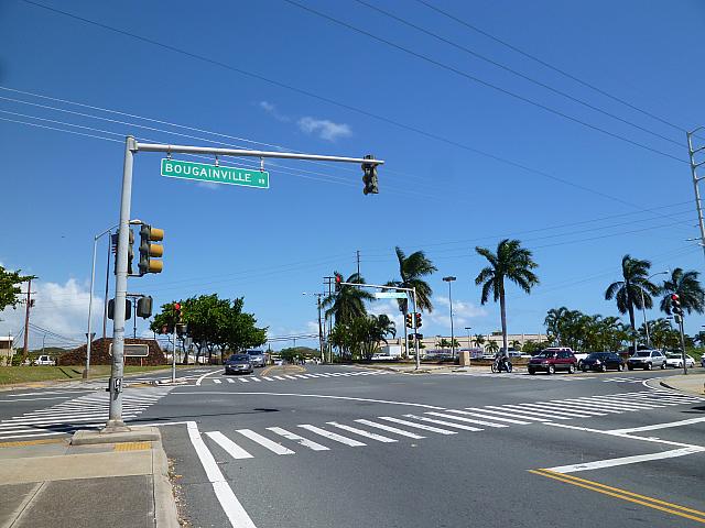 Radford DrとBougainville Drの交差点を左折し・・・