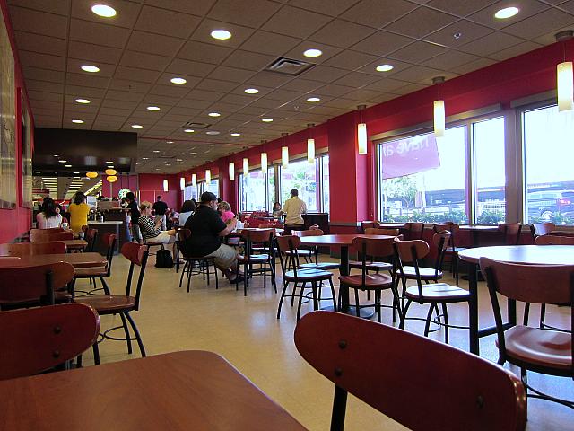 まずは長旅（？）で疲れた身体を冷たいドリンクで休めます
