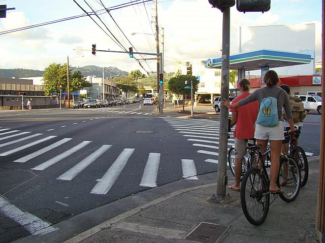 バイク（自転車）に乗るのもスリッパーズ！ 写真には撮れませんでしたが、フリーウェイを走るオートバイでもスリッパーズのロコは少なくありません