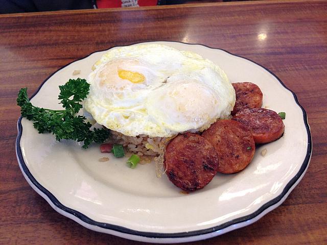ロコの朝食といえばやっぱり、オーバーイージーエッグ（両面焼き卵）にポーチュギーズソーセージ！