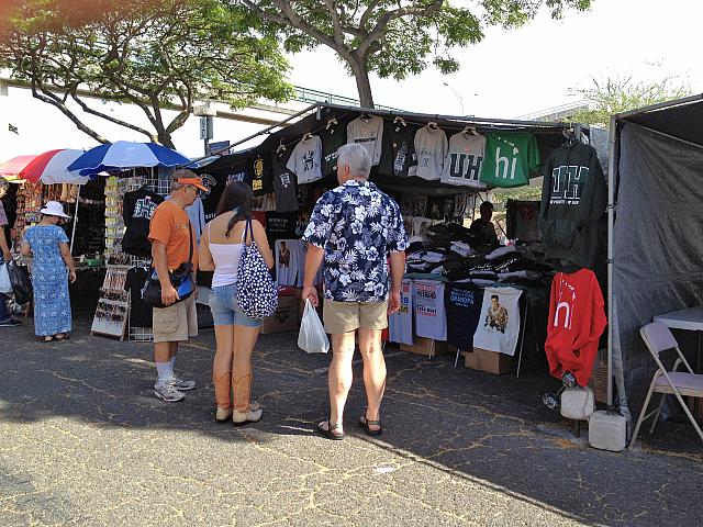 UH（ハワイ大学）のTシャツはお土産に良さそう