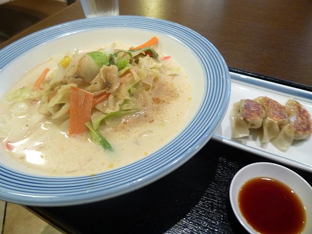 鉄板の餃子とちゃんぽんのセット