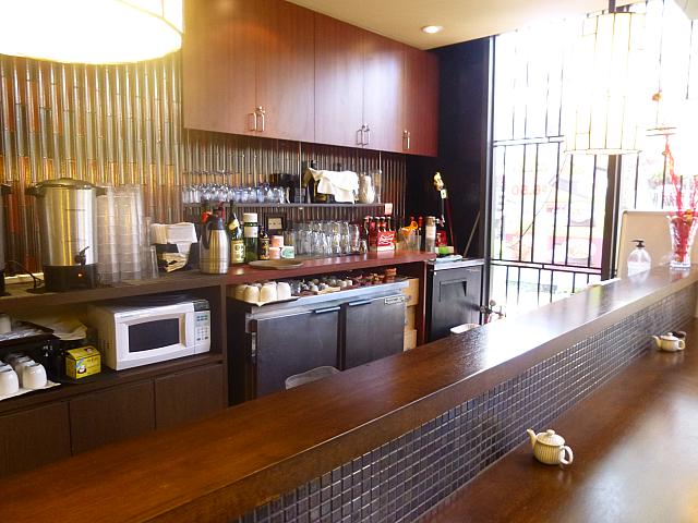 夜は居酒屋に変身します