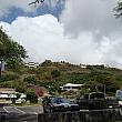 カハラを過ぎて、ハワイカイへ向かう道すがら、山側に広がるのは高級住宅街ハワイ・ロア・リッジ。